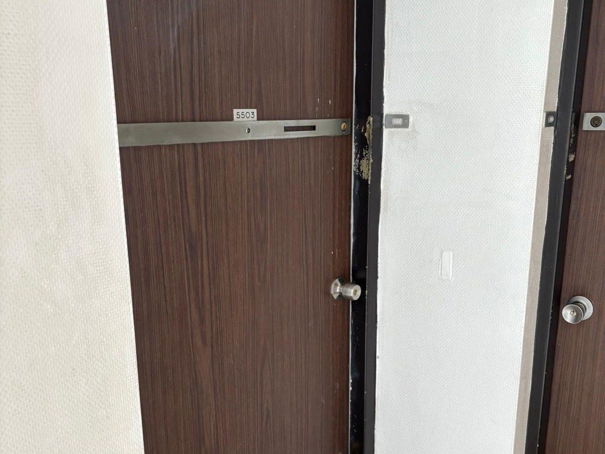 Porte d'appartement équipée d'un renfort métallique en applique